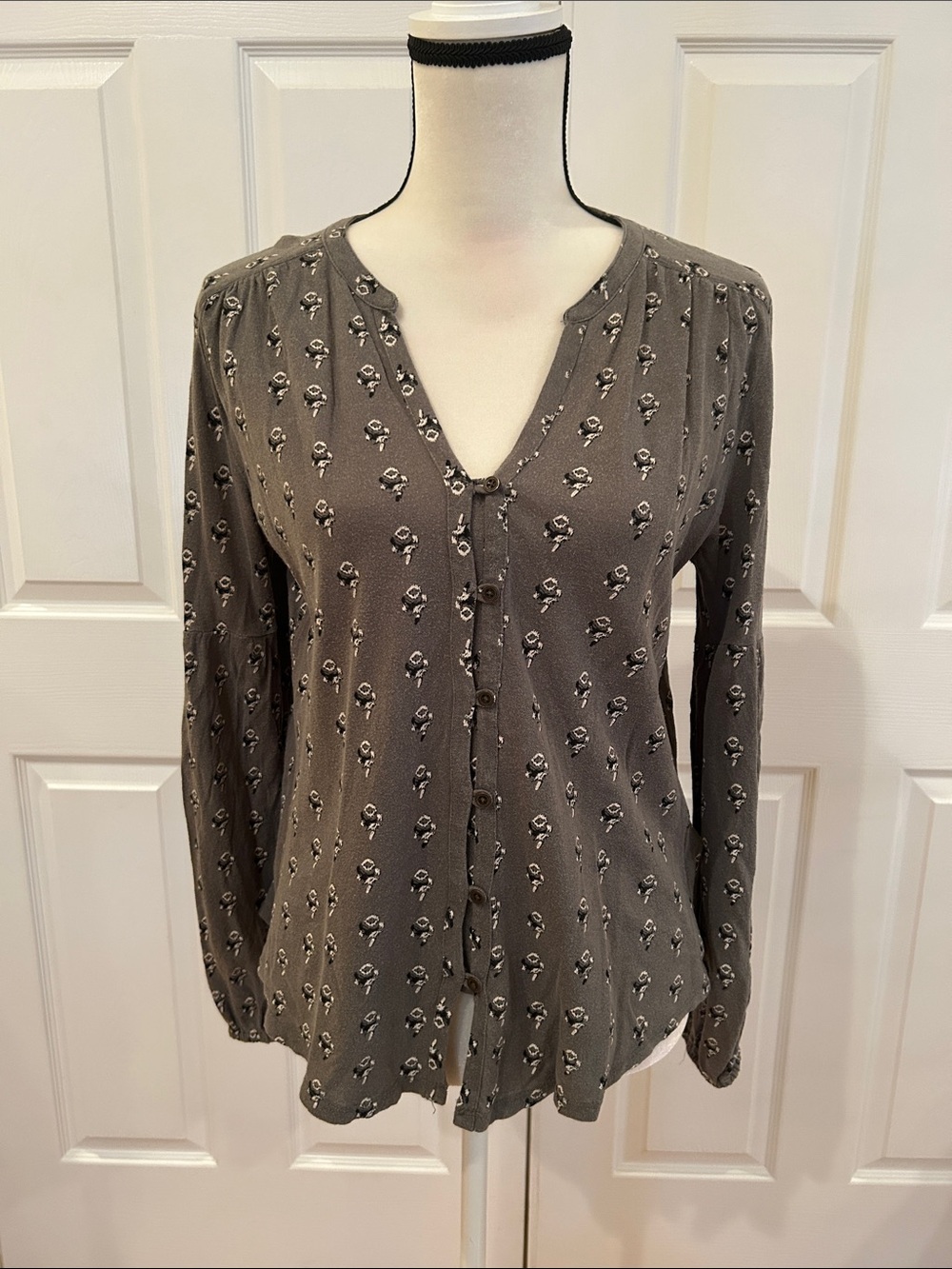 Lucky Brand Olive Green Floral Button-Front V-Neck Top